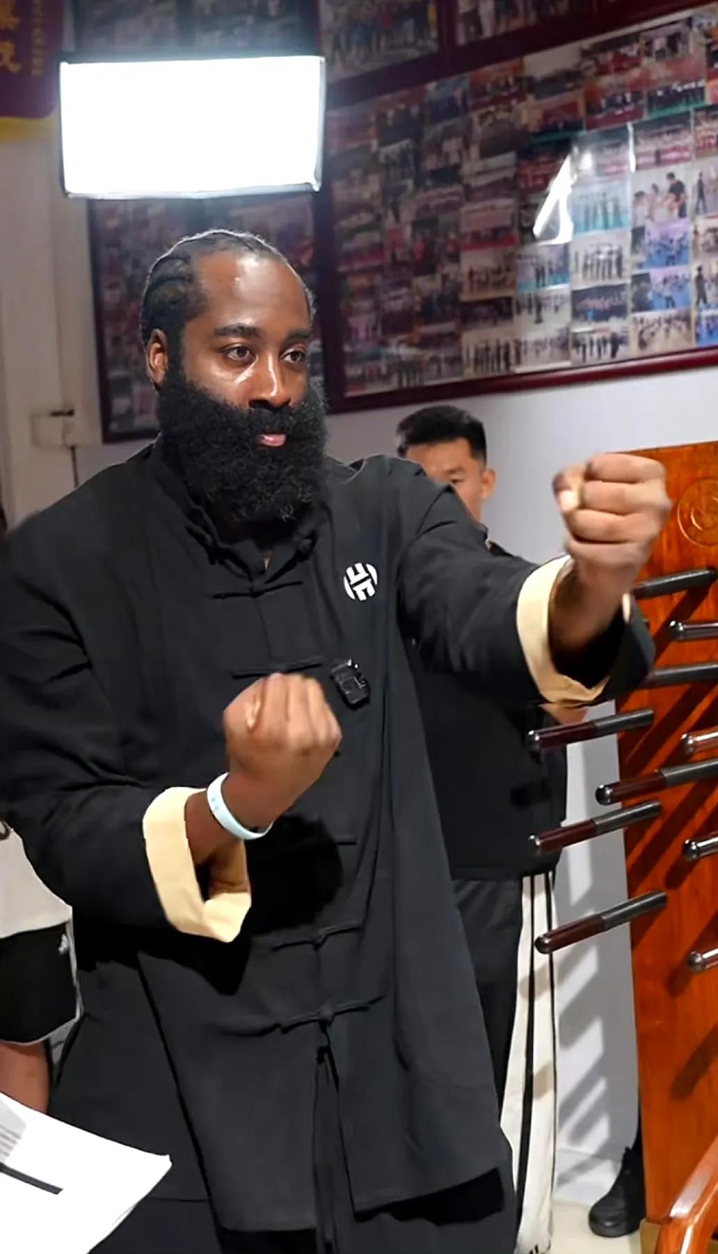 中国武术传承人又多一位——詹姆斯哈登！NBA巨星热衷中华武术，继文班亚马少林寺闭