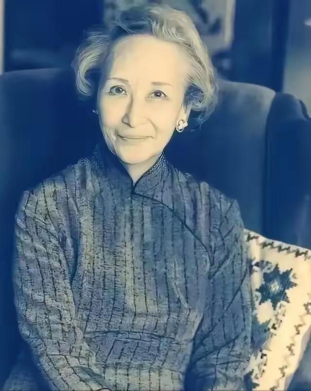 1973年，58岁的郑念拒绝出狱，她需要一个道歉。突然，暴跳如雷的监狱长，狠狠地