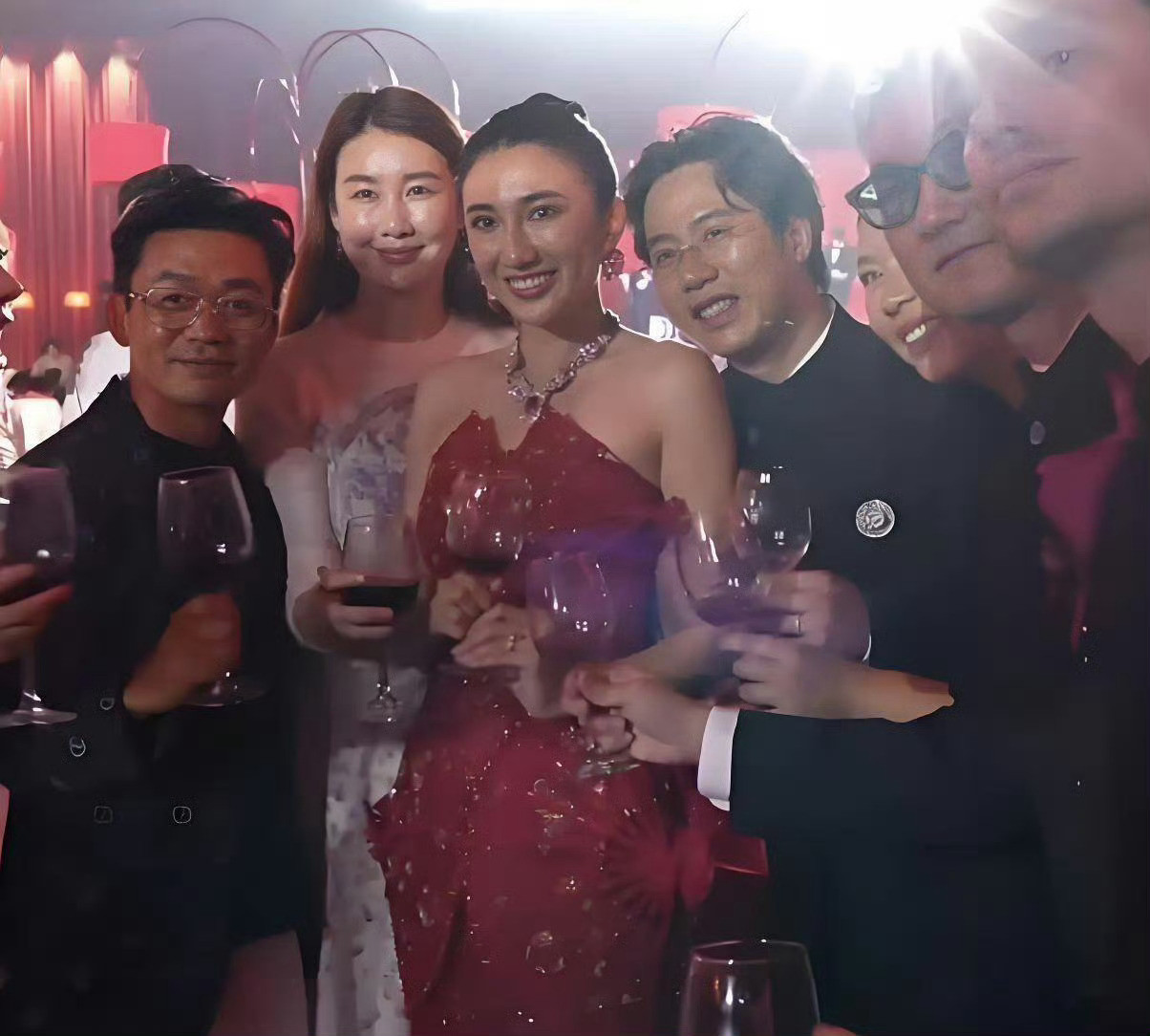 王宝强带冯清参加婚礼2026年7月6日，王宝强携女友冯清现身青岛一场好友婚礼晚宴