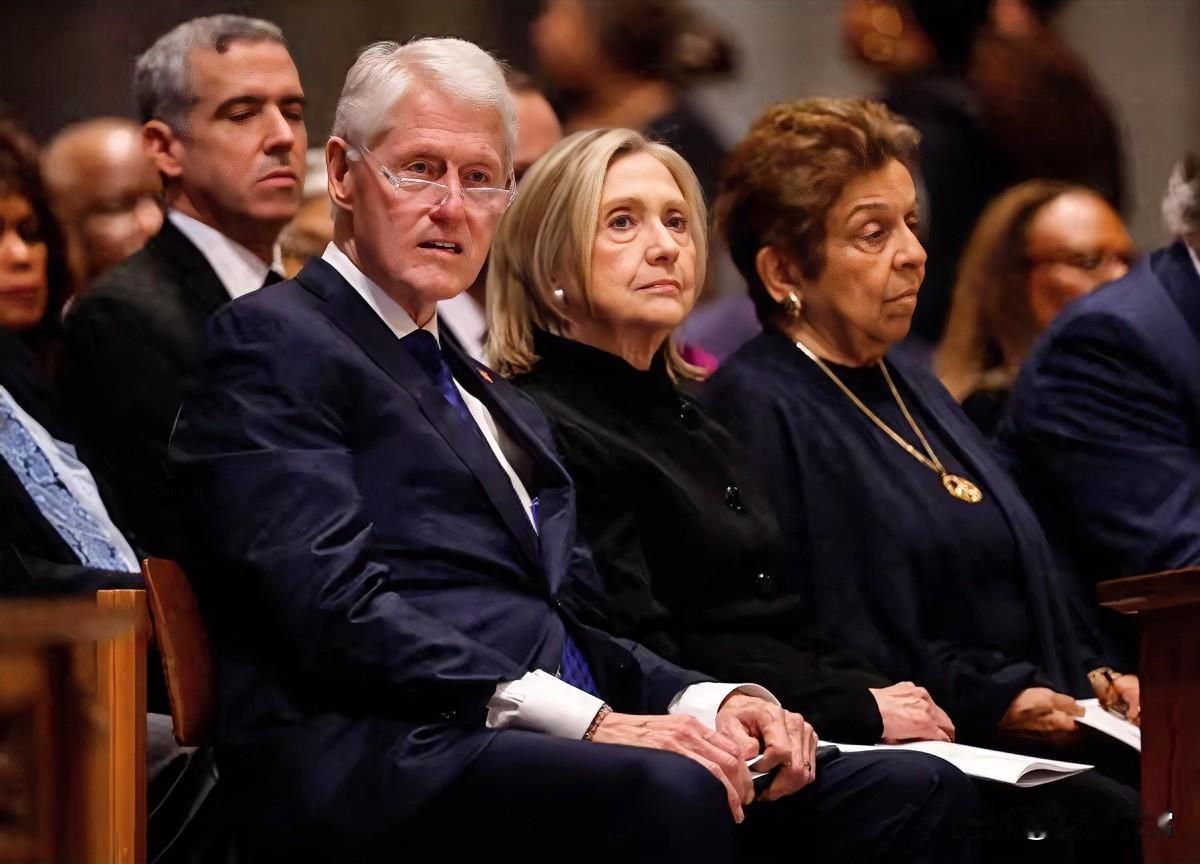 目前，克林顿夫妇已经同意在闭门条件下参加听证会，这是他们为了避免面临“藐视国会”