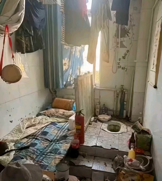 问中介最便宜套一啥样，竟发来这般“奇房”，这环境，真让人怀疑是否能住人，太超乎想