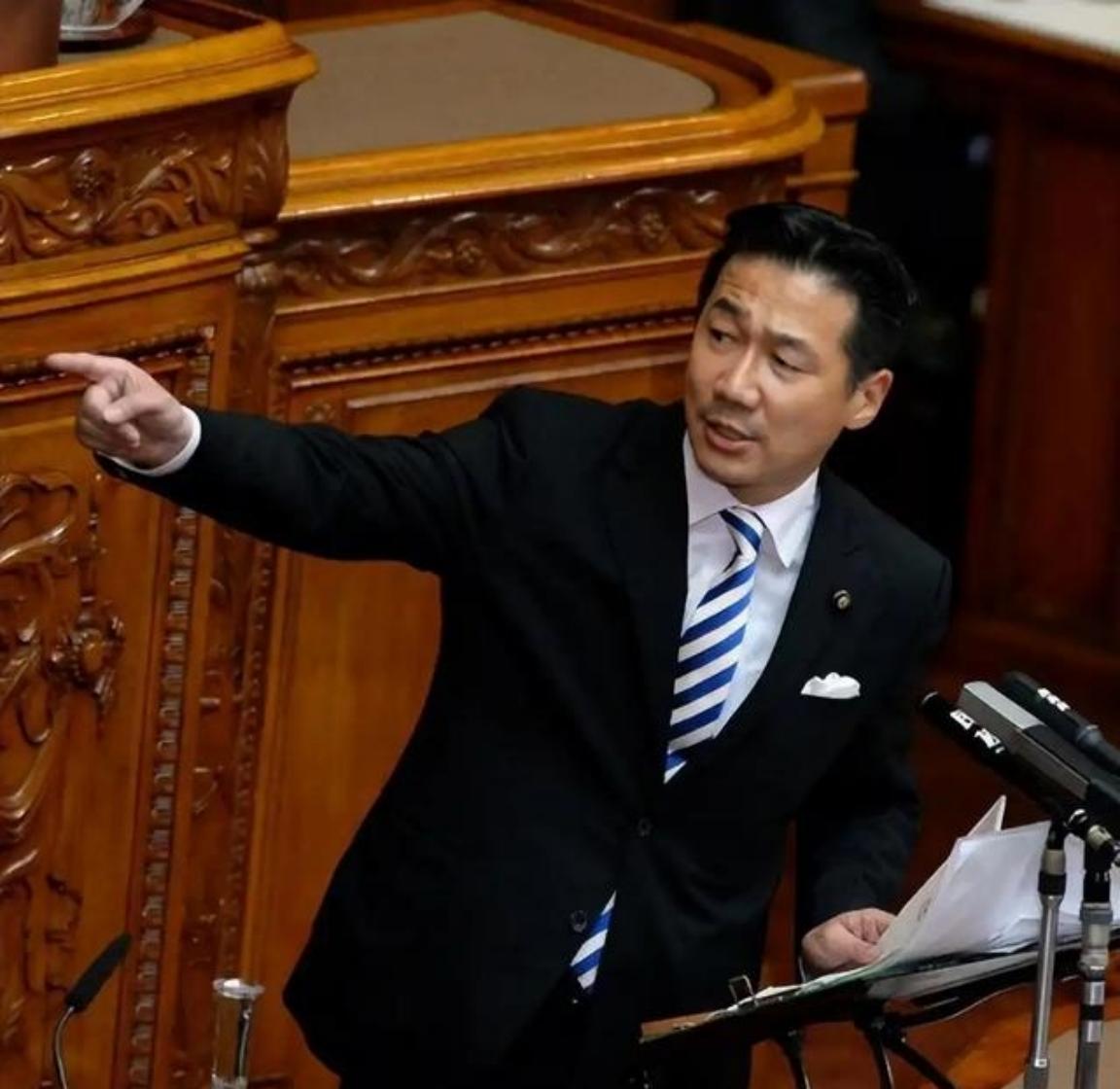 这一记质问直接击穿日本政坛的伪装！日本国会现场，山本太郎直面高市早苗，当众抛出一