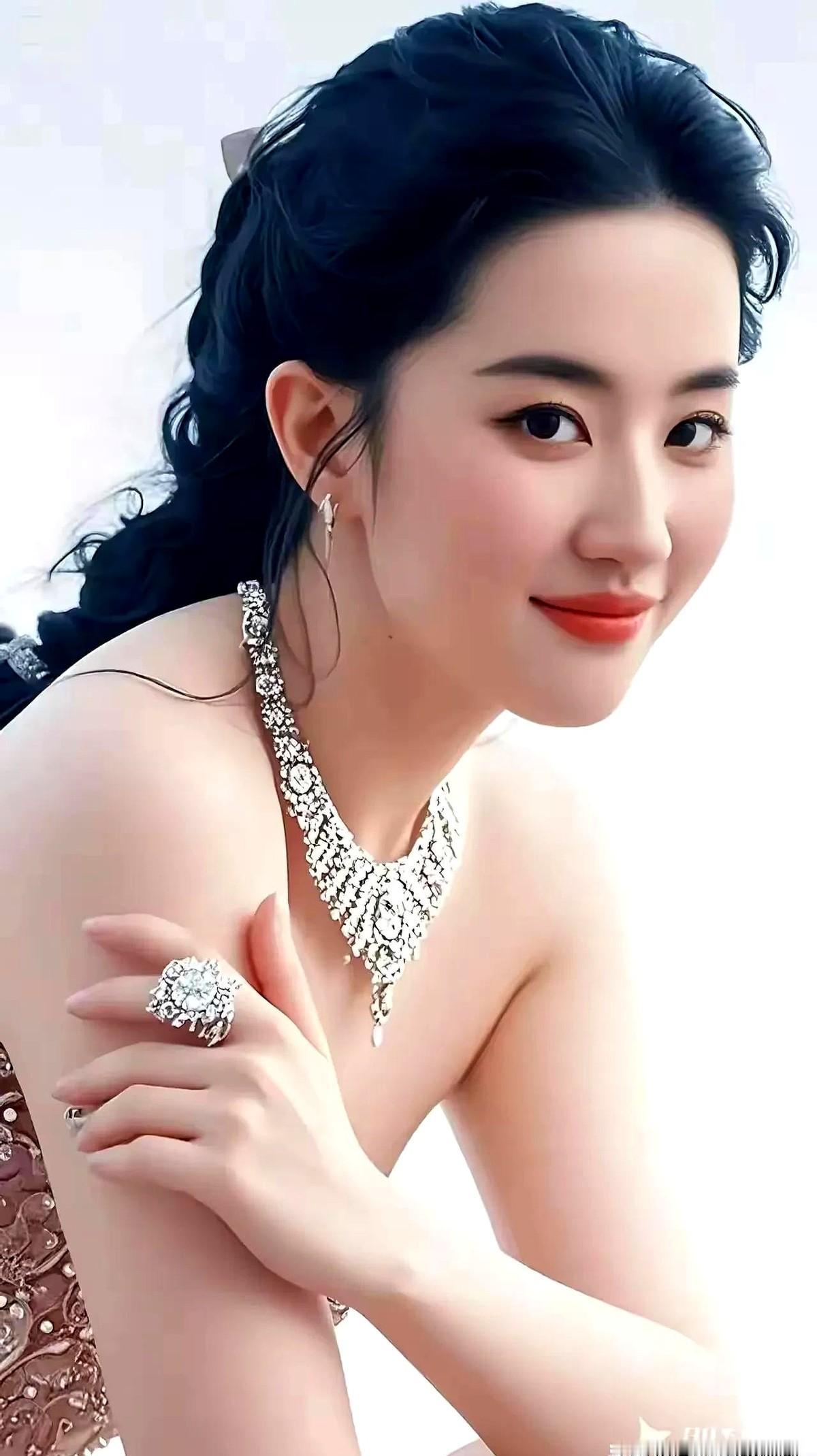 娱乐天地：有网友晒出华语影视演员、歌手刘亦菲的照片。太美了！真是倾国倾城！说