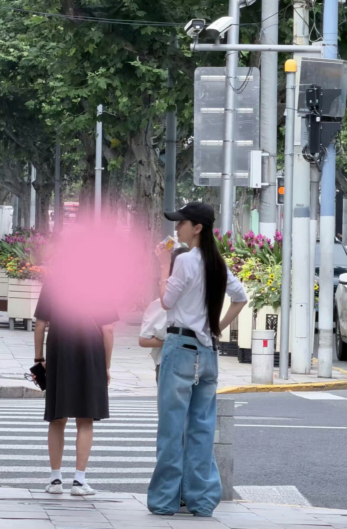 Angelababy出门三个手机起步angelababy走过路过都来欣赏下b