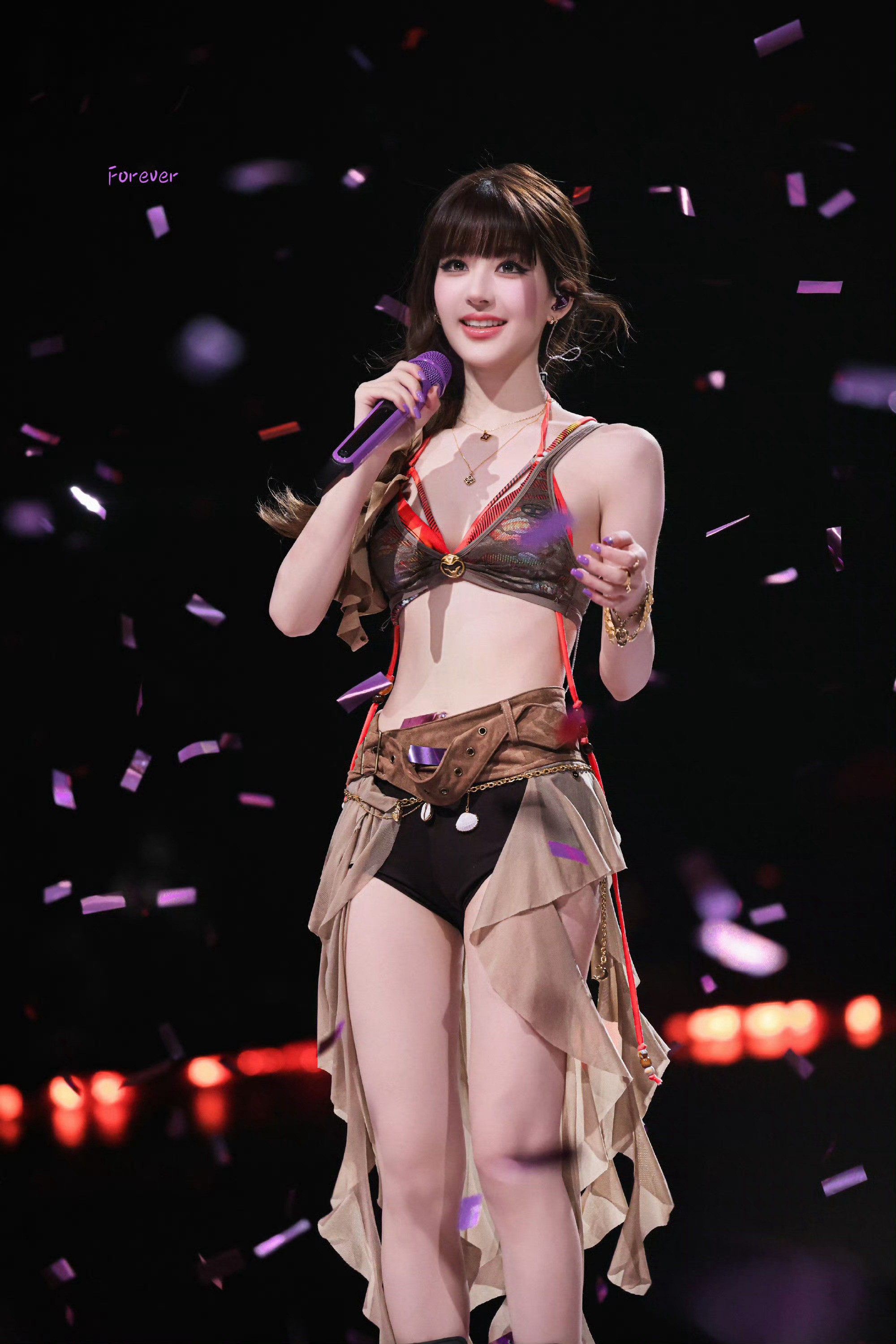 赵露思彩带下的她闪闪耀眼