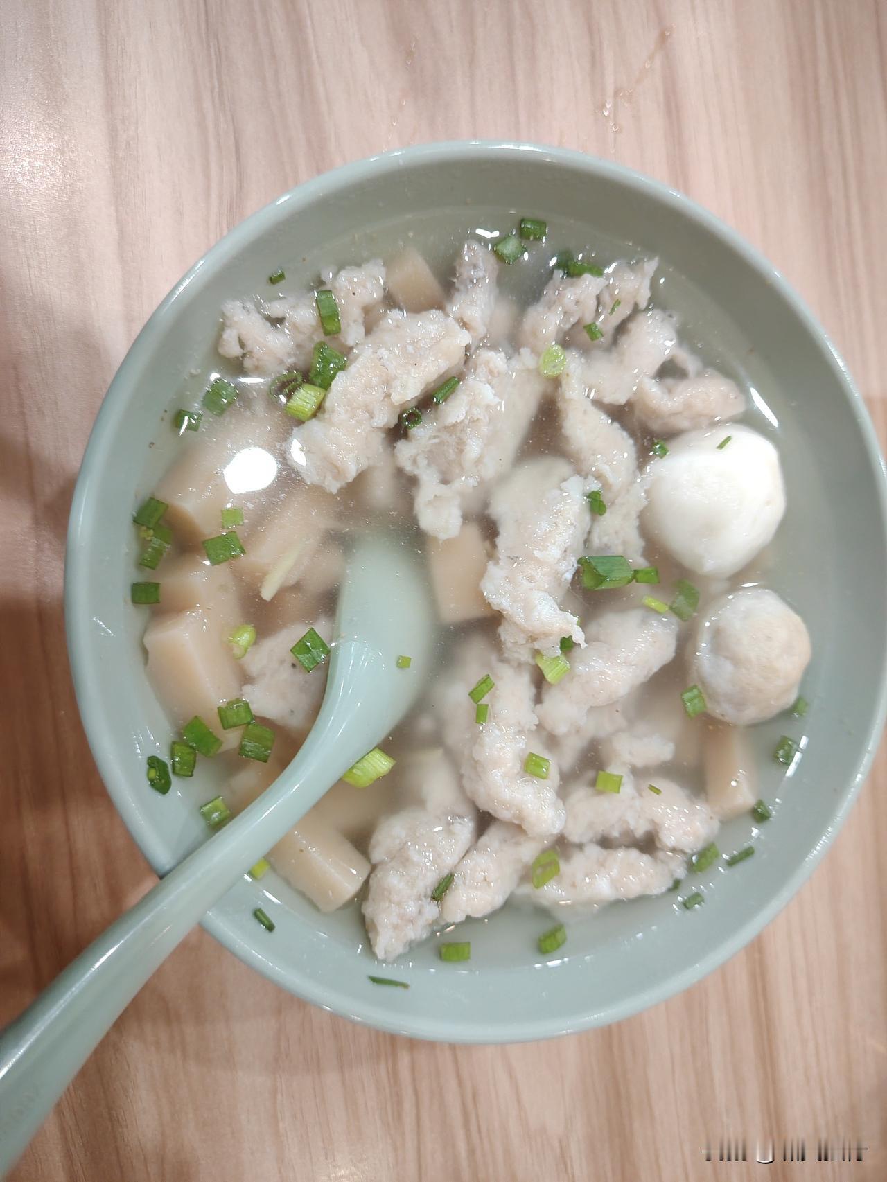 福鼎鱼片汤与黄辣椒的体验上午游览资国寺和青莲寺，中午回到市区，准备品尝福鼎特