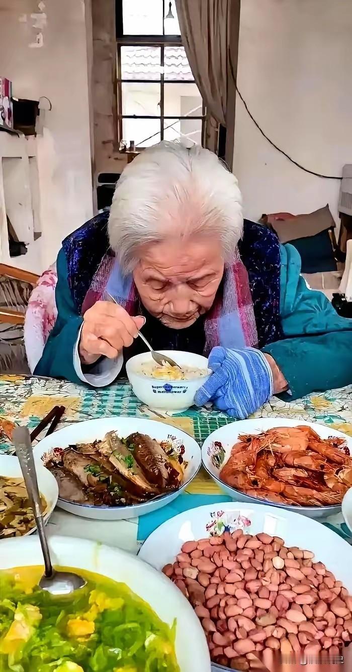 苏州葑门横街一个活到98岁的沈阿婆去世了，她的三个孩子全都没来送终。因为开
