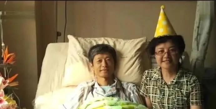 2016年艾跃进在病床上与自己妻子一起过的最后一个生日，镜头中的他此时虽然露出笑
