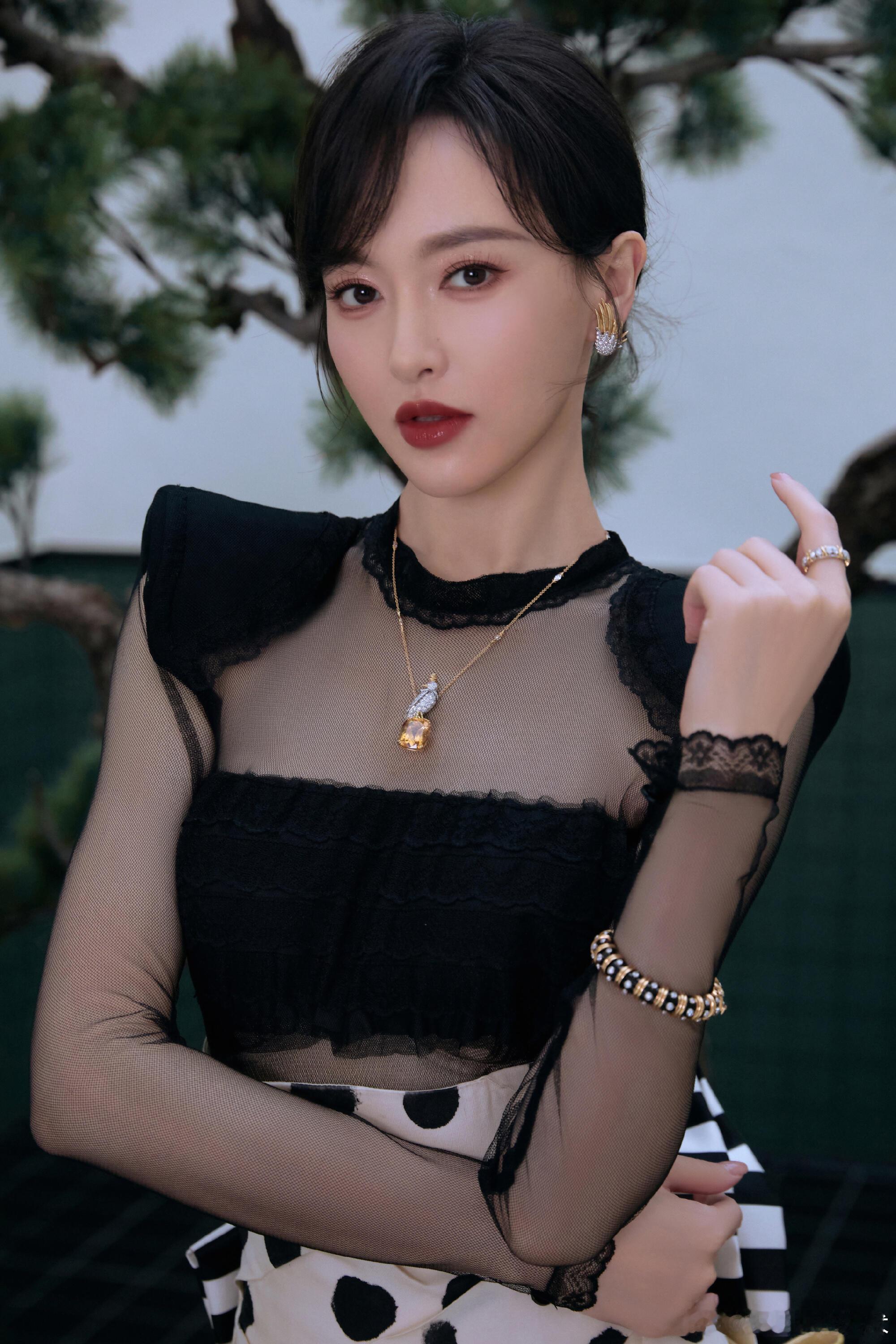 唐嫣黑纱黄裙就喜欢这种御姐唐嫣