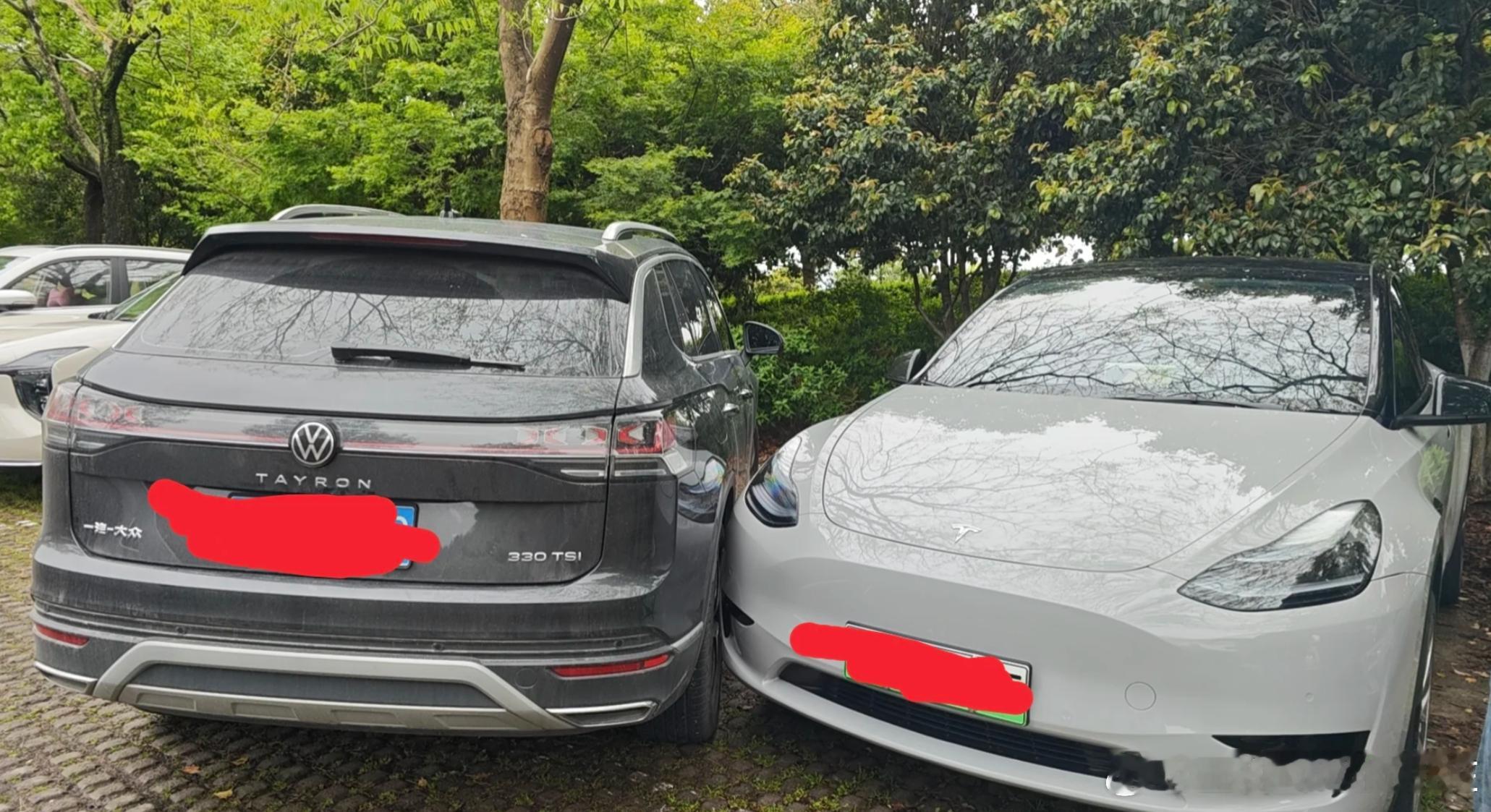 如何将白车安全的移出车位？