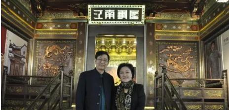 2004年春天，杭州河坊街的老居民们发现了一件怪事。每天清晨，都有满载铜材的卡车