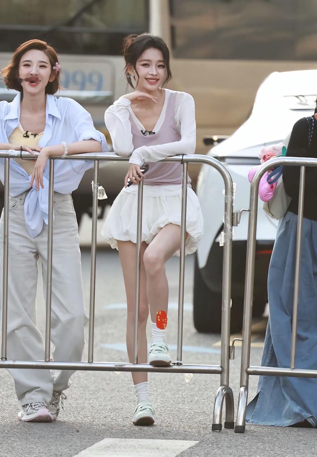 两位美女大明星都是有娃的辣妈左边唐艺昕笑容治愈，宛如邻家小姐姐，给人一种极为舒