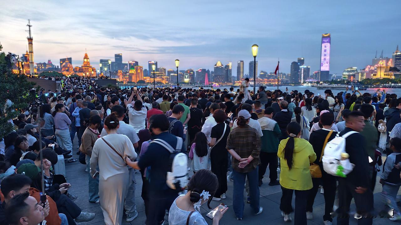真心话茶局夜幕降临，上海外滩人流如潮，人们观赏着美景，尽情享受丰富多彩的休闲生活