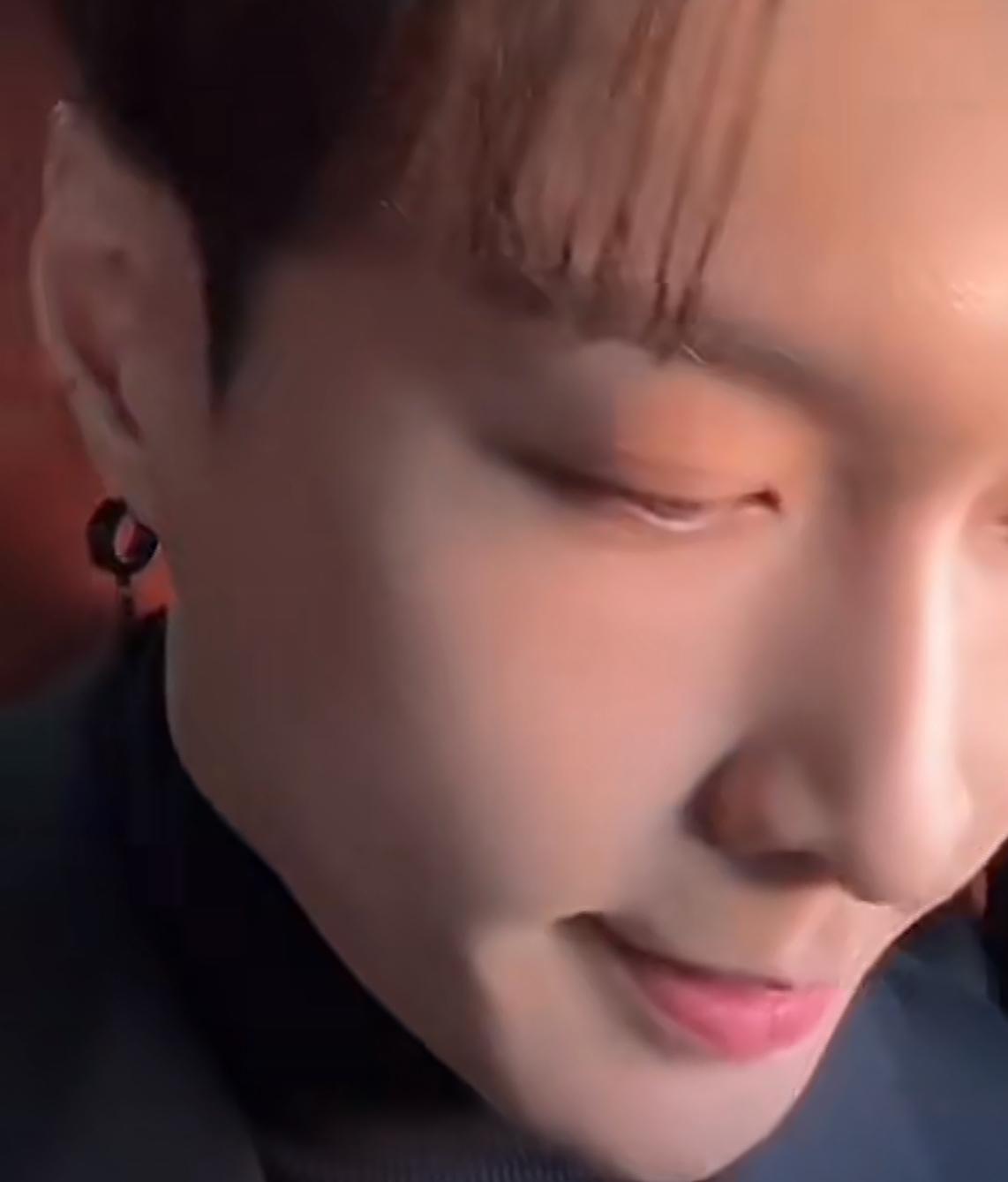 张艺兴说以前只有一个鼻孔。哈哈，最近因为《大花轿》喜欢上这个大帅哥。原来他有