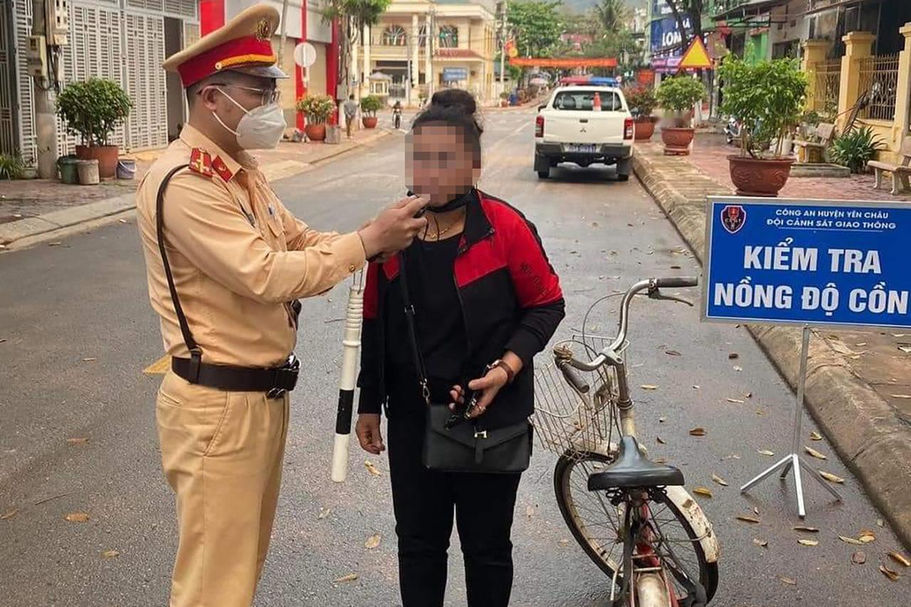 越南妇女酒后骑自行车被罚款100000盾，自行车扣留7天该女子是酿酒家庭，常要
