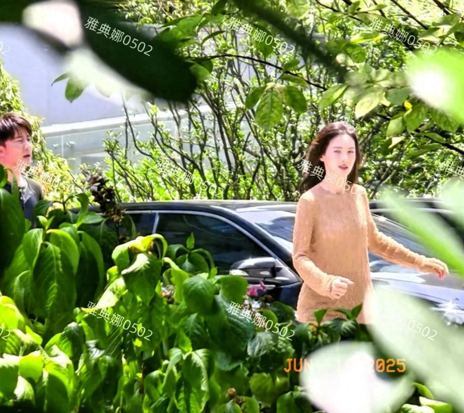金晨黄轩在小区楼下拍戏，金晨不像网上说的那样本人还是很漂亮!