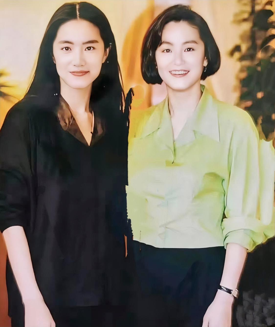 林青霞与昔日替身同框，两人相似度超高，侧脸几乎难以分辨
