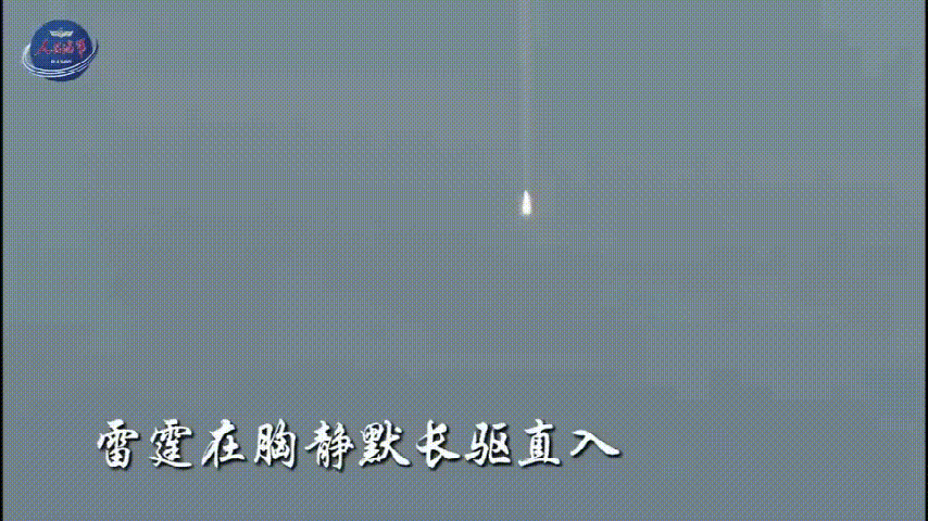 作为最为神秘的舰艇，大国却罕见公开了，外国上亿人都被震到：通体发光的弹体精准命中