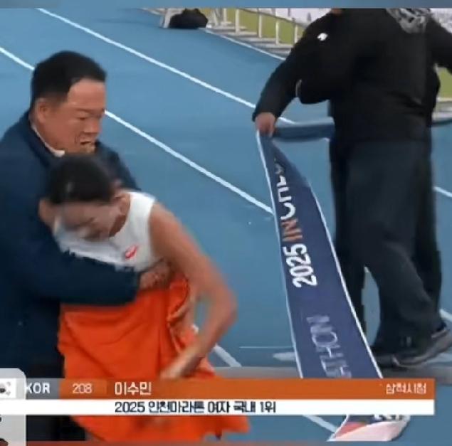 敢说他俩关系肯定不一般！！韩国男教练看到女运动员冲过终点线，立即用毛毯裹住她的