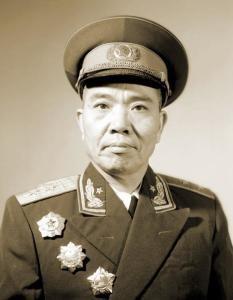 1955年，大授衔前，毛泽东主席审阅拟选名单时，在少将名单中看到了韩伟的名字，不