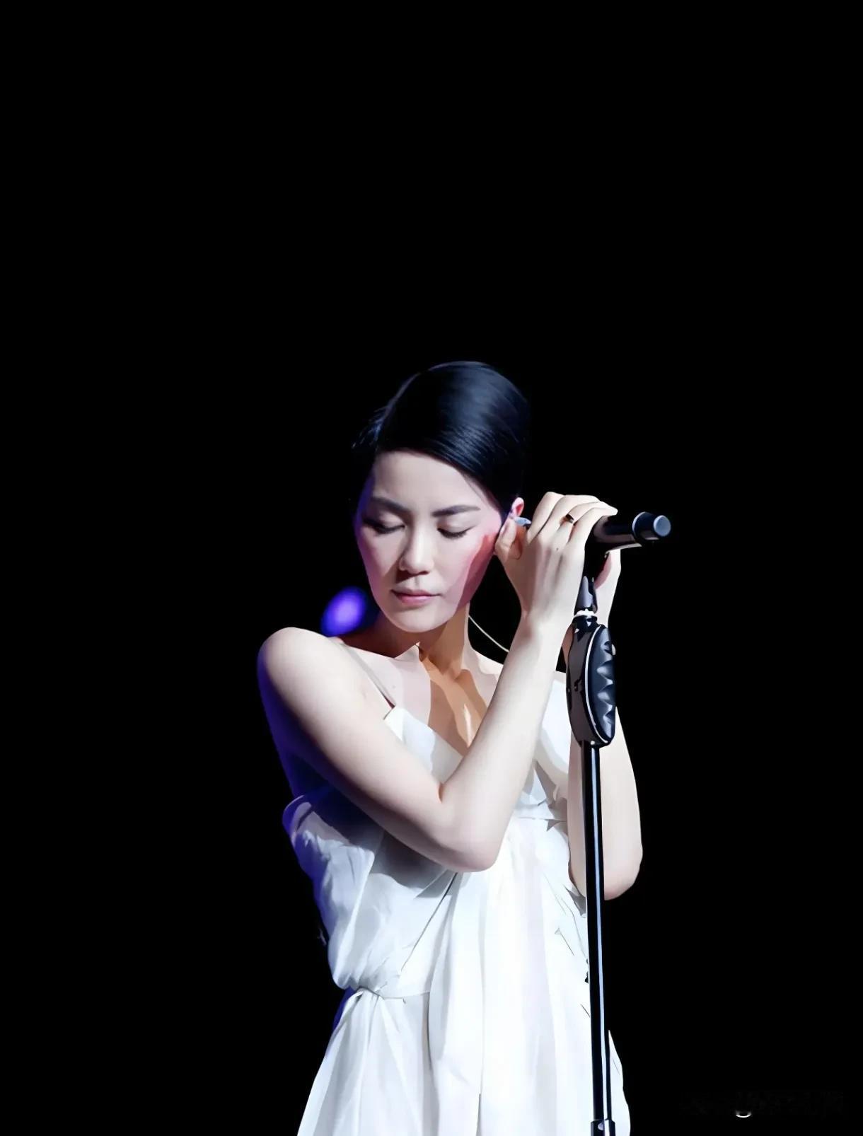 2003年，张纪中筹拍《天龙八部》，想请王菲唱主题曲但又经费不足，他很小心试探性