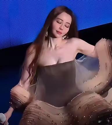 爆红20年的张靓颖，为什么没人愿意娶她？真相很现实！哎我跟你说个娱乐圈的唏嘘事——张靓颖啊，唱 《画