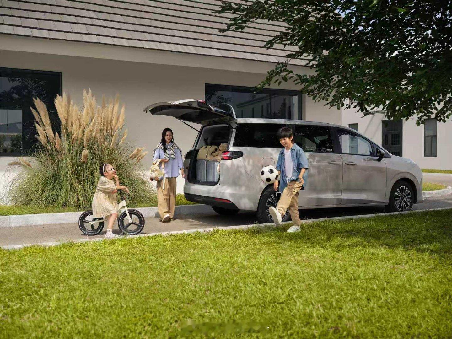 五菱星光730正式上市，叠加优惠后7.1w起，加3000元即可选电动侧滑门。燃油