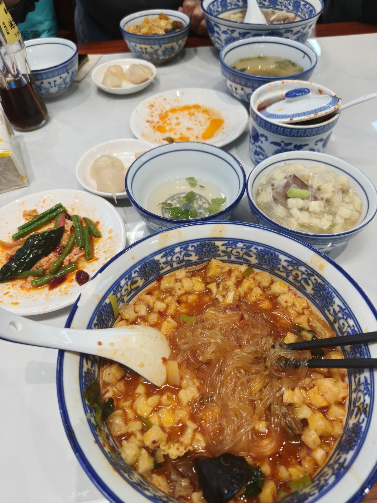 出去旅游一趟归来，最让我惦念的便是家乡饭。就拿我来说，心心念念的就是那一碗羊肉泡