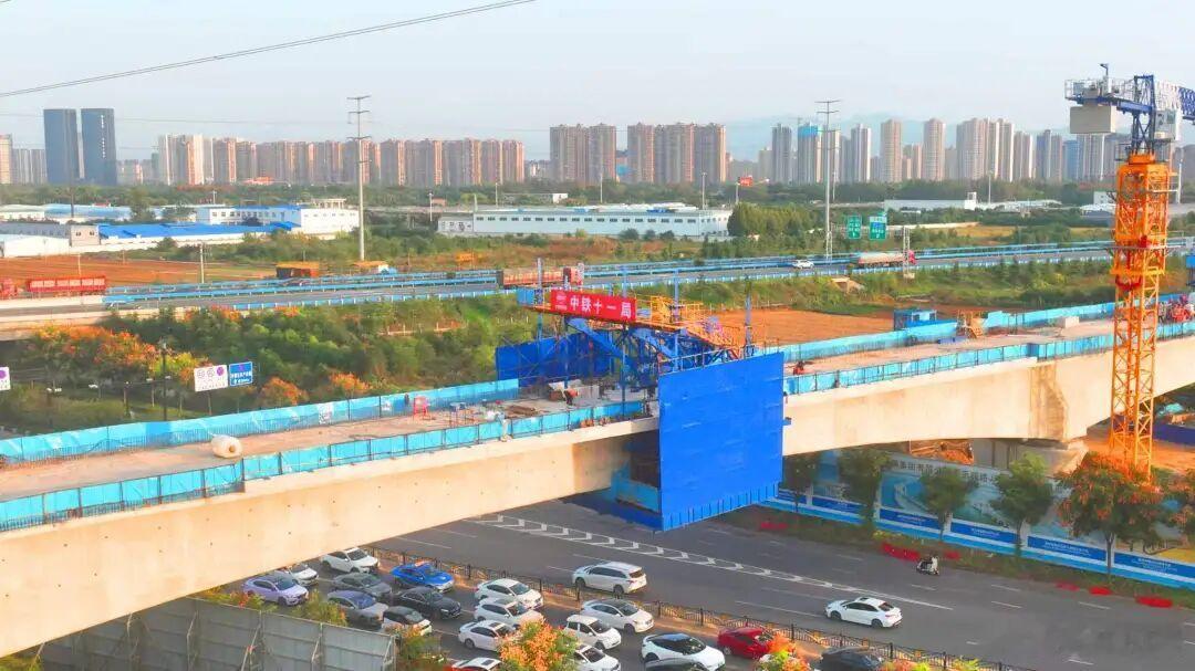 【焦济洛平高铁全线首个大跨度连续梁合龙】近日，焦济洛平高铁洛河特大桥跨古城路80m主跨连续梁顺利合龙