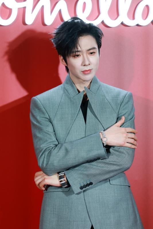 最近，乐坛新星刘宇宁双奖加冕，可却只拿一座奖杯，这事儿可太让人好奇了。刘宇宁从