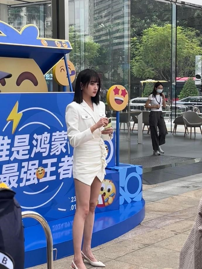 关晓彤终于见到明星本星了，大腿上好多肌肉啊