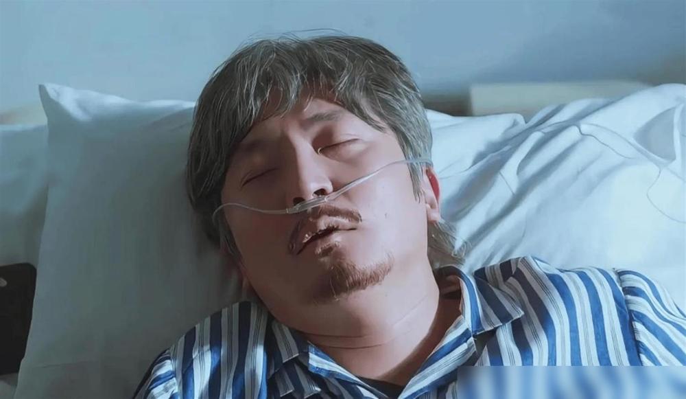 “许亚军不爱儿子”这顶帽子，他戴了十年。直到24岁的许何拎着行李进组，网剧《青春