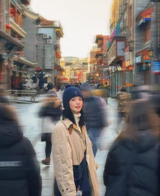 姚晨分享新年旅行第一站美照，穿米色长款大衣吃着美食好开心​​​