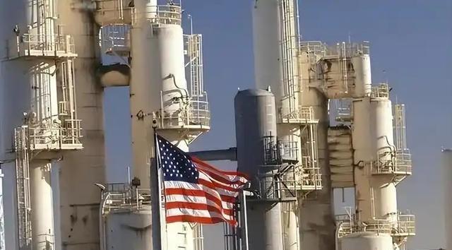 油价刷屏背后，美国另一命脉被掐断，比缺油更可怕的事正在发生。外界都在盯着国际