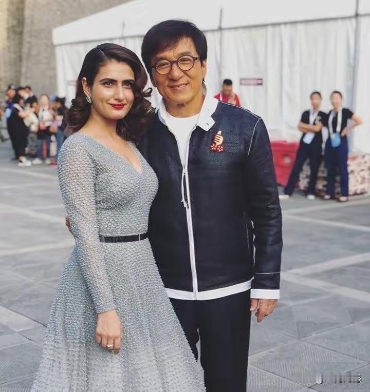 成龙大哥真有女人缘，这一点不服不行！看过很多张他与女人合影的照片，时间的跨度是非