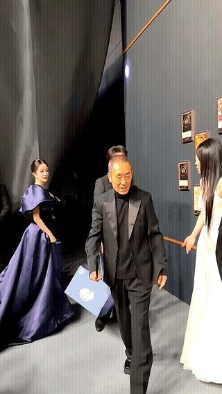 杨幂一个眼神，周深心领神会地挪了一步，就把站在最边上的姚安娜，不动声色地让到了更