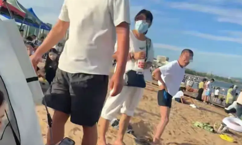 辽宁葫芦岛，女子在海滩上支帐篷，过来一男子要收费50元。女子没听说过要收费，就多