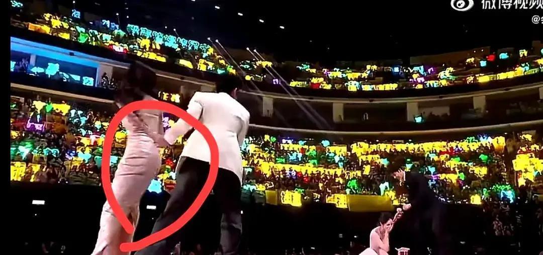 别再猜了，她这一摔，和他们的牵手，是同一份“剧本”里的两个章节。红毯材质对