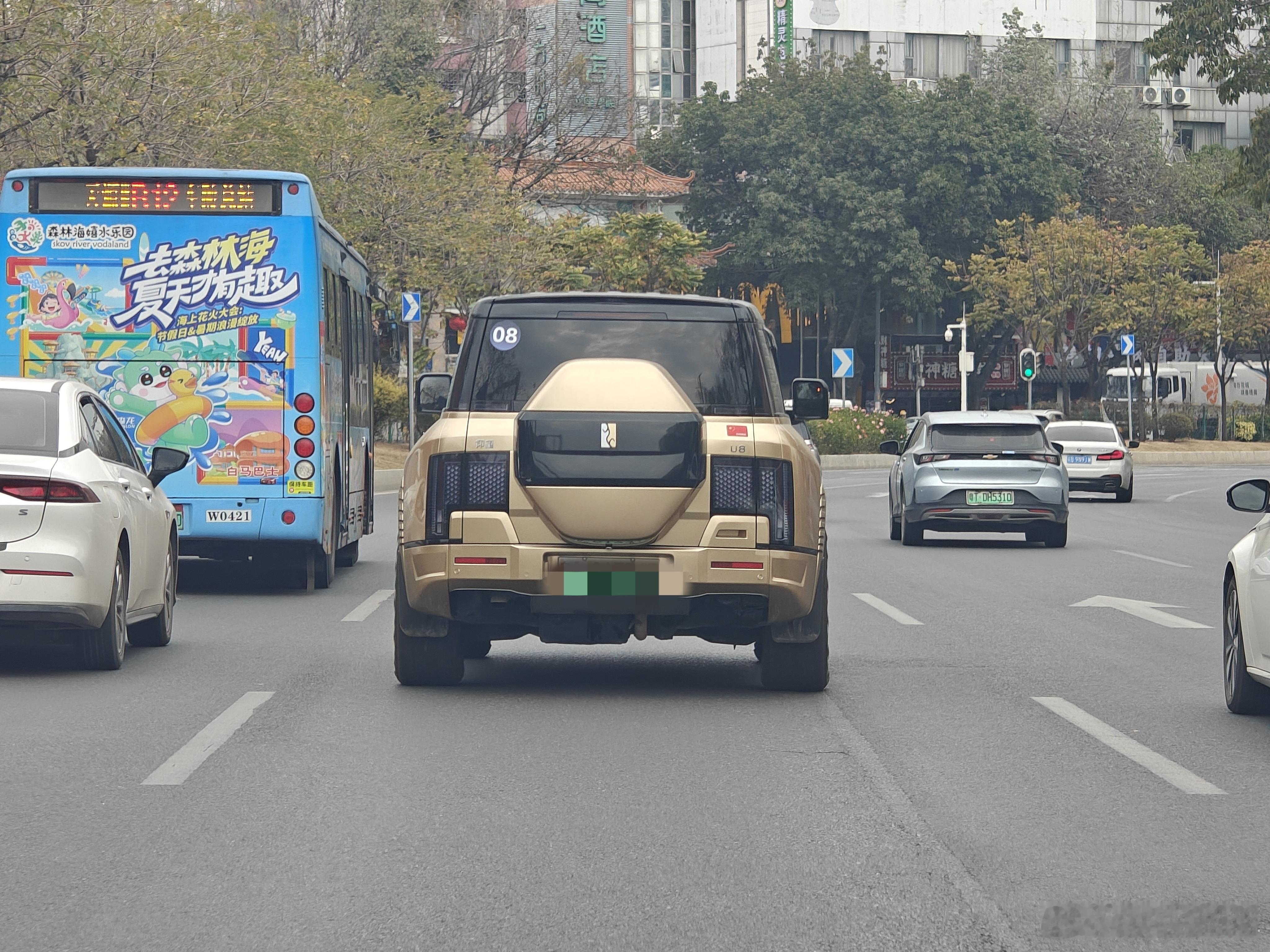 这土豪金的大U8可真霸气，这个身形搭配这个颜色挺不错，完全hold住仰望u8