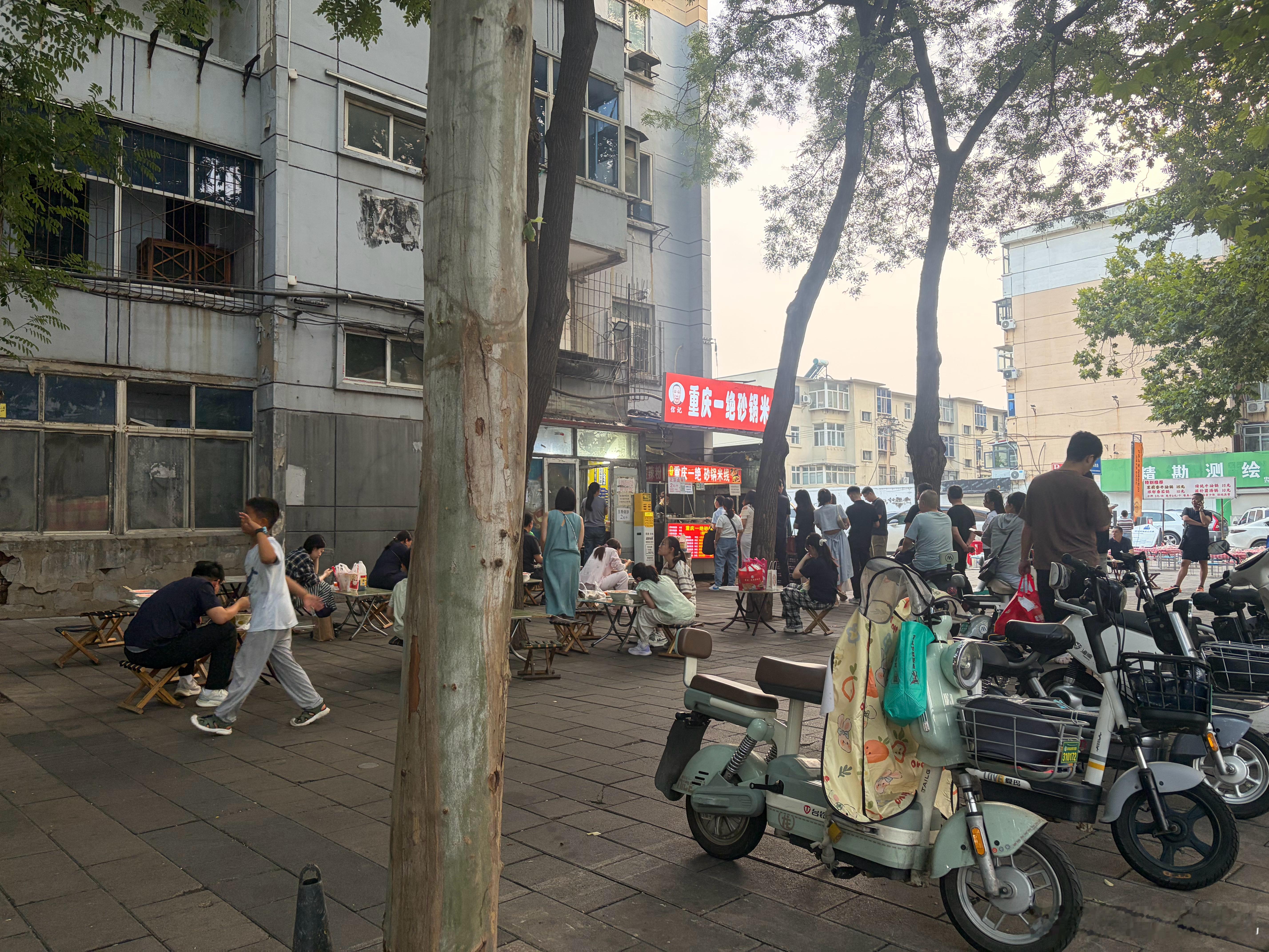 来吃饭的路上，种草了一家苍蝇摊儿，好像是刚开的米线店，开在了一个老破小的一楼，没