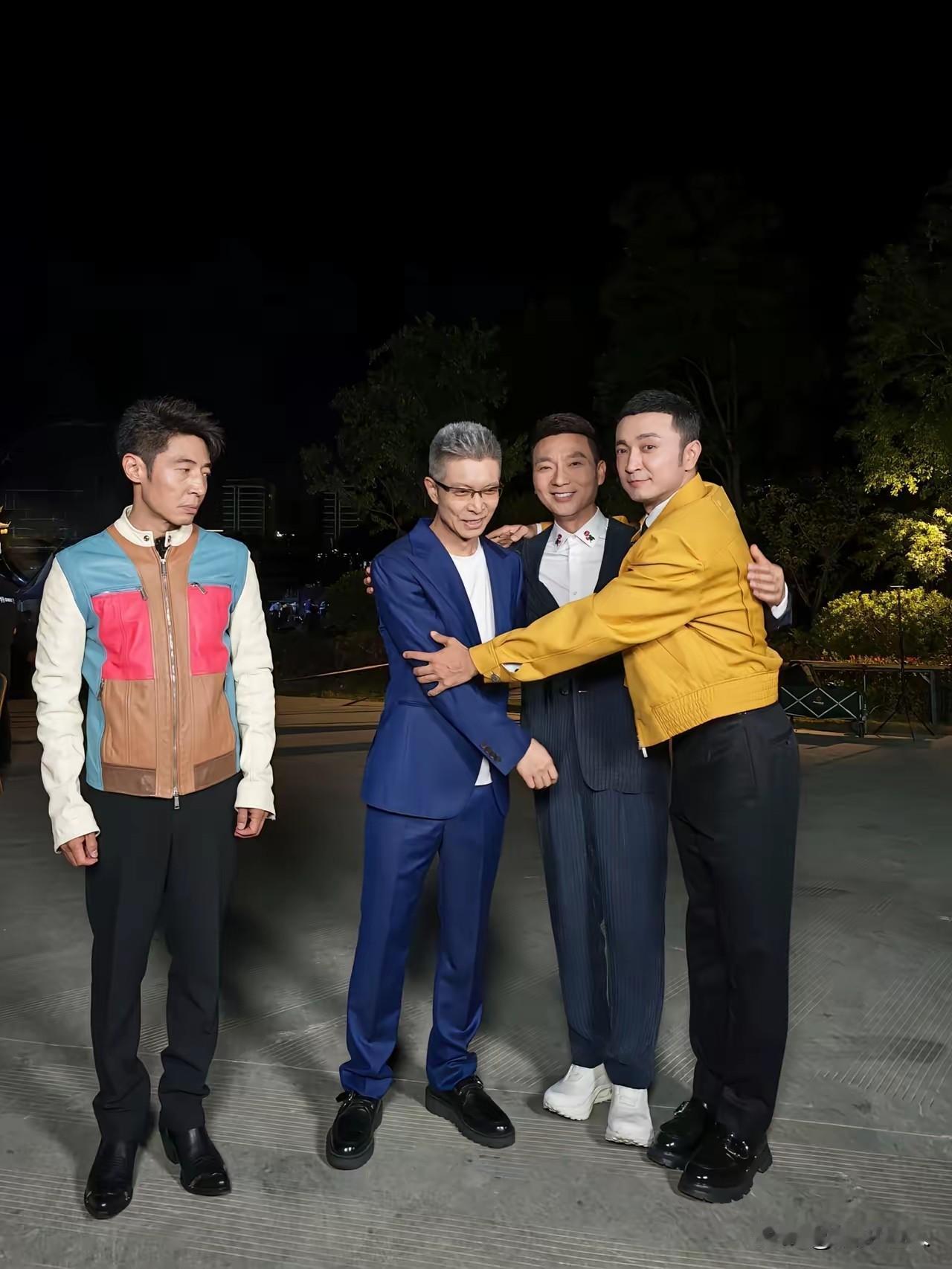 央视主持人F4站一块儿，最抢戏的不是脸，是鞋。左一撒贝宁，50岁，172。