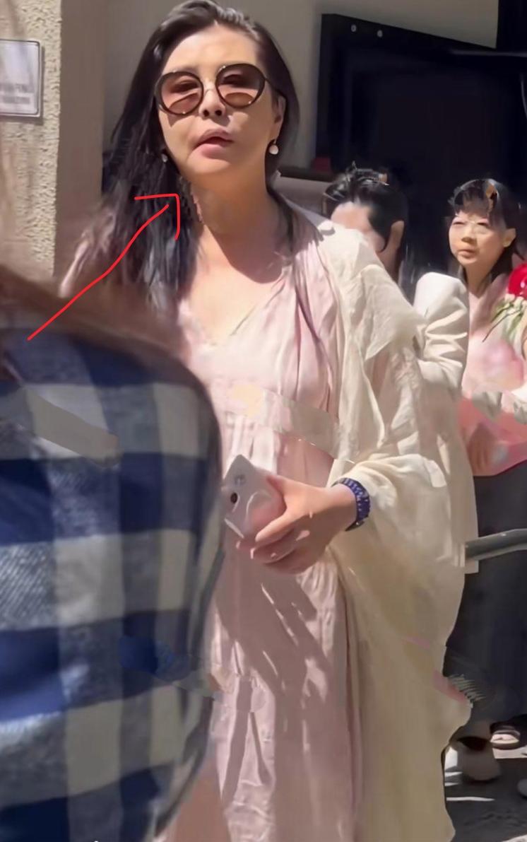 王祖贤现身美国硅谷，身穿粉色长裙强行装嫩！曾经王祖贤也是顶级美女，