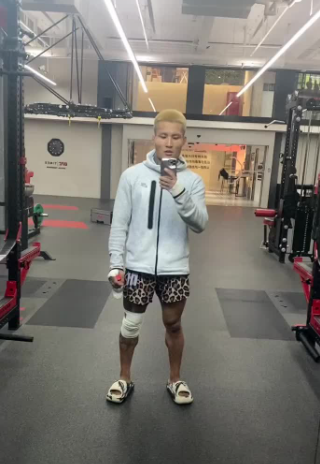 李凯文用实际行动诠释了什么叫说最狠的话挨最毒的打。赛前非常狂妄，并且做出各种挑衅