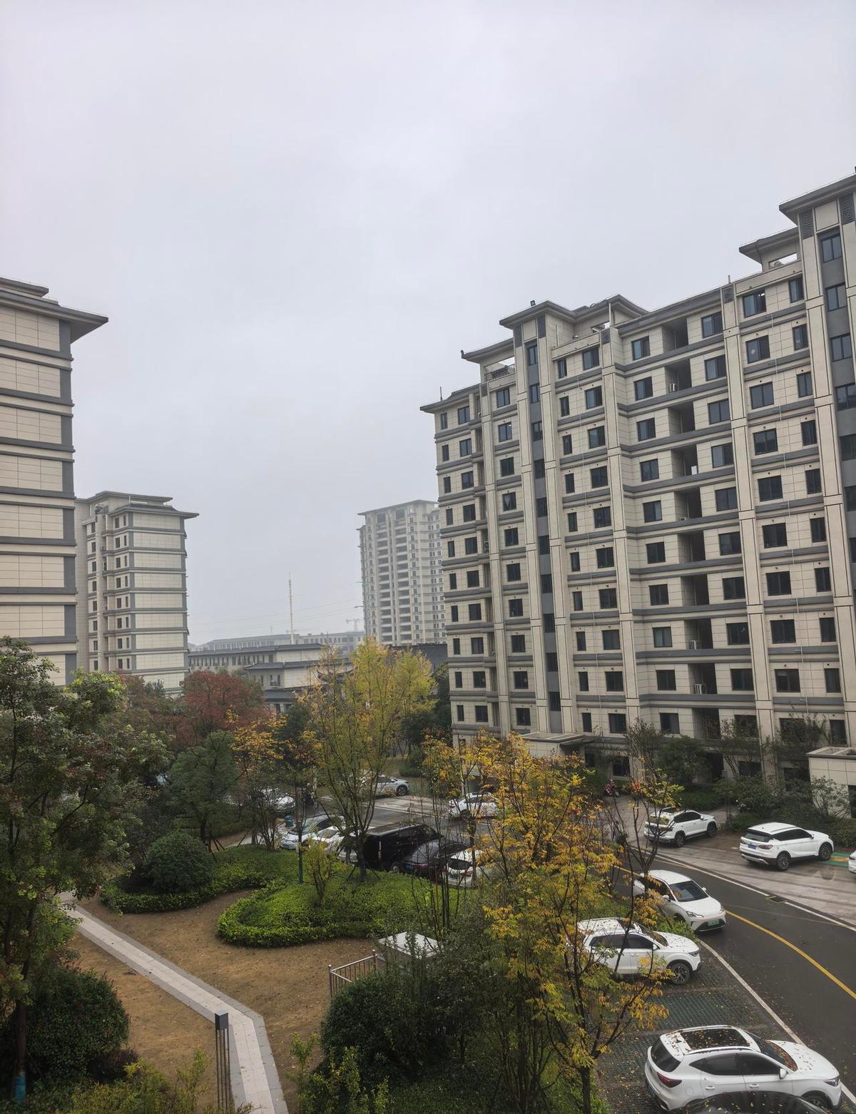 天刚亮，街角已经有人在走。不是跑步，是走。喘着气，但能说话。中年人的晨间，