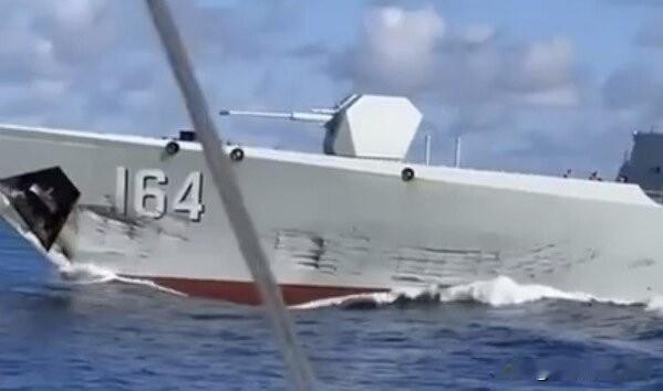 咱们碰撞的052D驱逐舰桂林舰，这船头受损部分已经修理完毕，马上就要再次出海执行