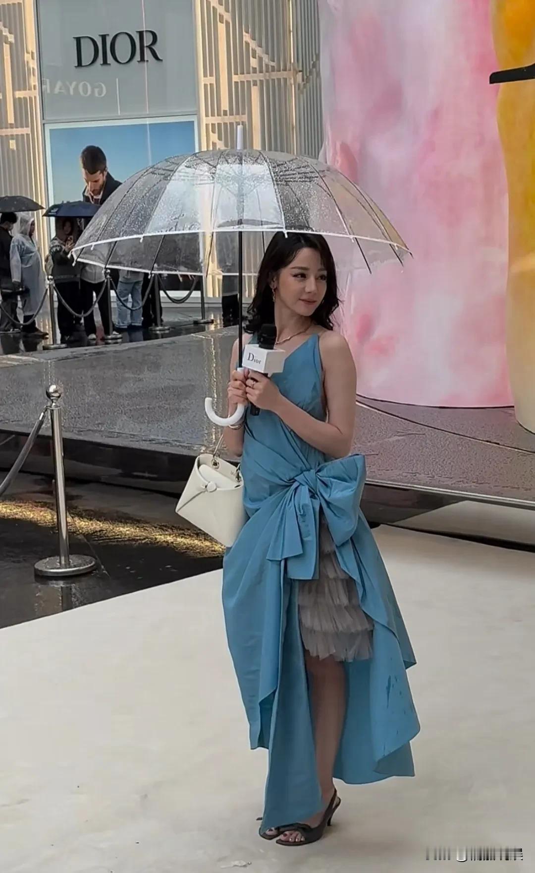 33岁的迪丽热巴，现身南京迪奥奢牌线下活动，感觉她本人比网友口中说的更漂亮、更上