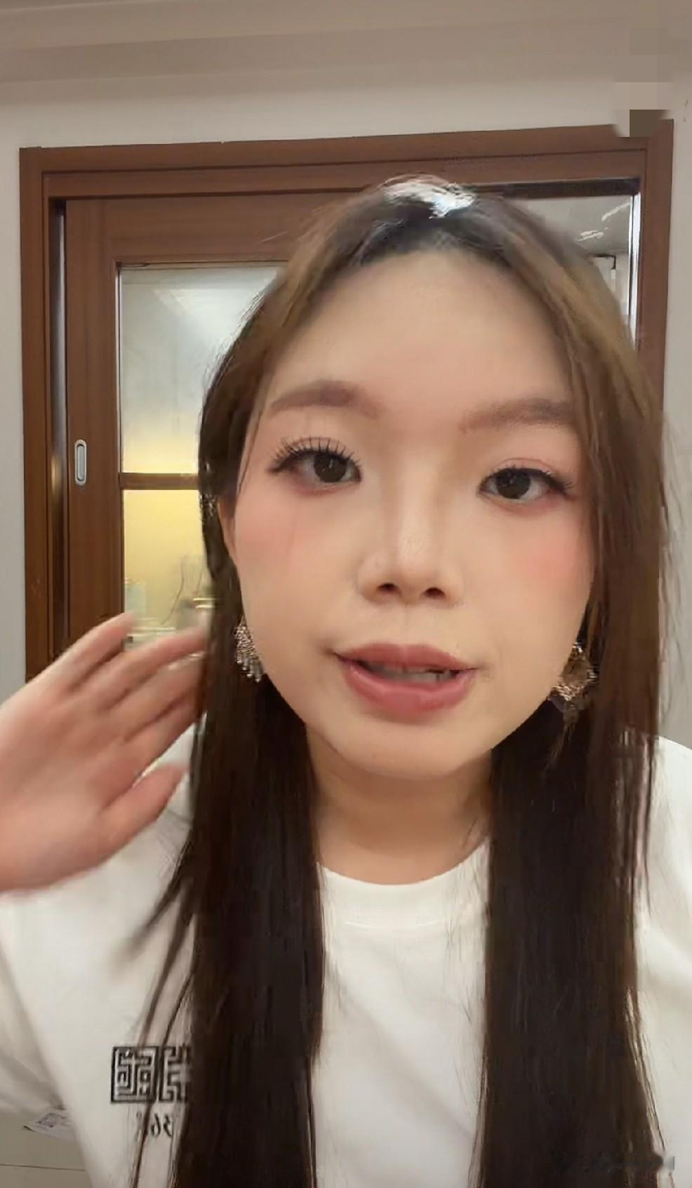 “眉毛没画好”大妹的化妆术又被诟病了。大妹的性格真不错，她从不在直播间里怼粉丝。