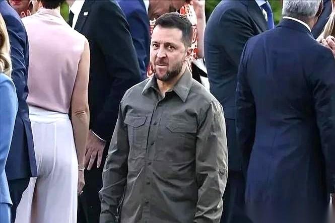 一个喜剧演员，真要当一辈子战时总统吗？议会第18次给他“续命”，330票，压倒