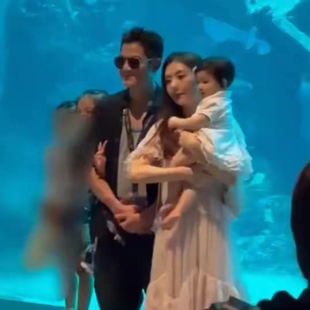 郭富城和方媛的三胎女儿已经这么大了，印象中感觉方媛才刚生完，时间过得真快啊。