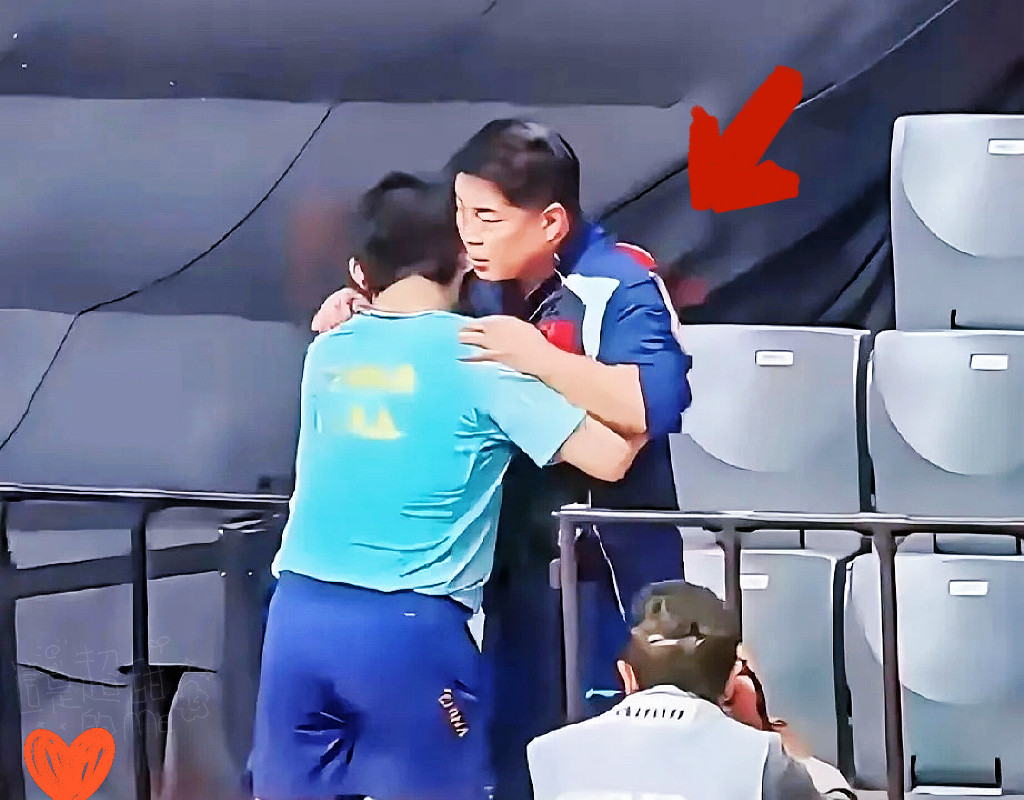王皓：你打球怎么老退到观众席啊！林诗栋：那是我以前的事，不堪回首。王皓：那你现在为什么不退了？林诗栋